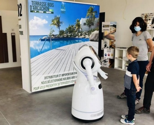 le robot d’accueil cruzr gère seul un showroom de terrasses