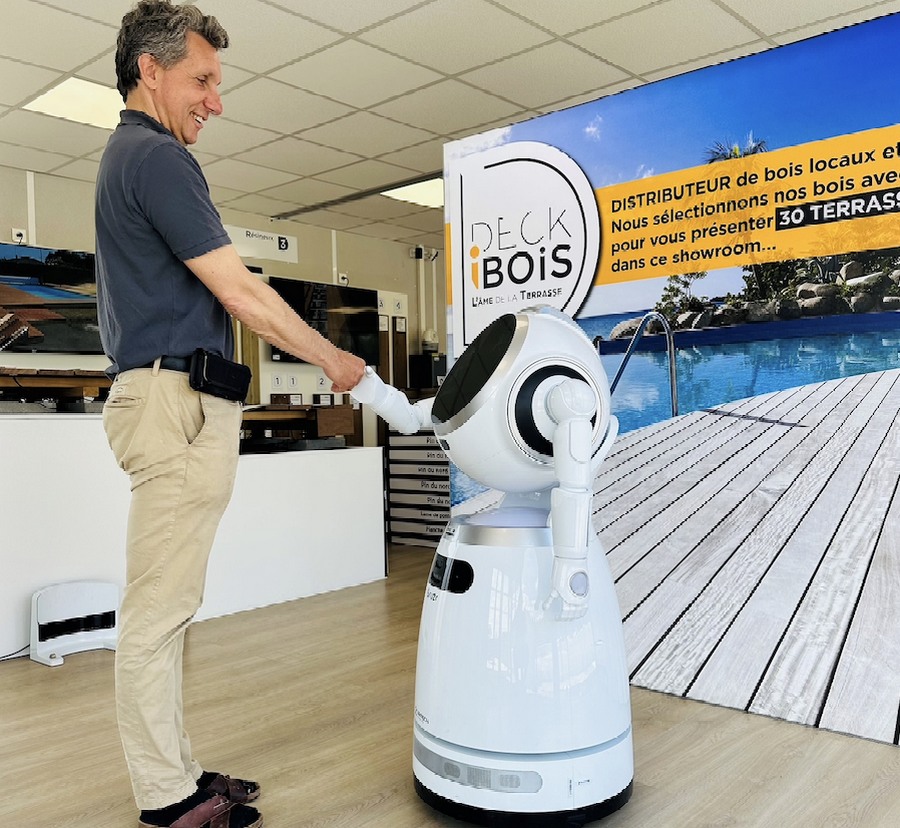 Article paru dans le magasine numérique Placéco en mars 2025 et qui détaille ce que DECKiBOIS à mis en place pour développer son magasin avec robots en licence de marque